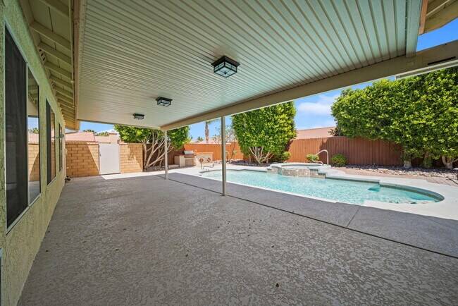 Building Photo - 37762 Drexell Dr