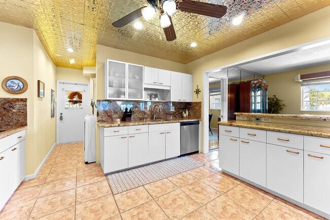 Building Photo - 3015 N Palm Aire Dr