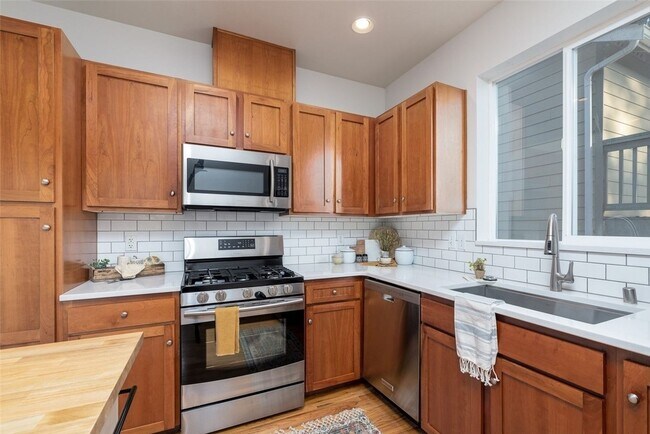 Building Photo - 132 41st St