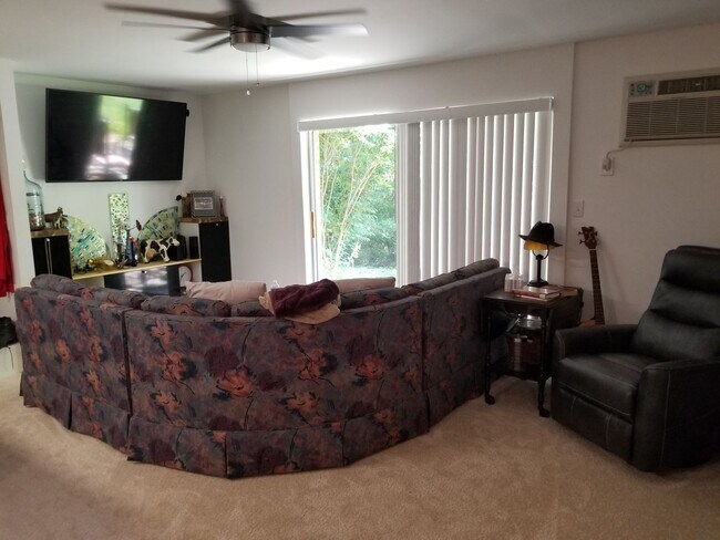 Building Photo - Chagrin Falls Condo for rent