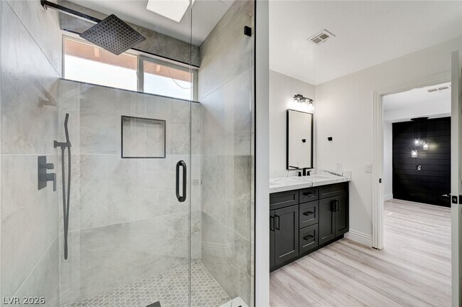 Building Photo - 3800 Beacon Point St