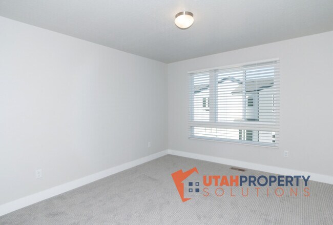 Building Photo - 982 W 380 S