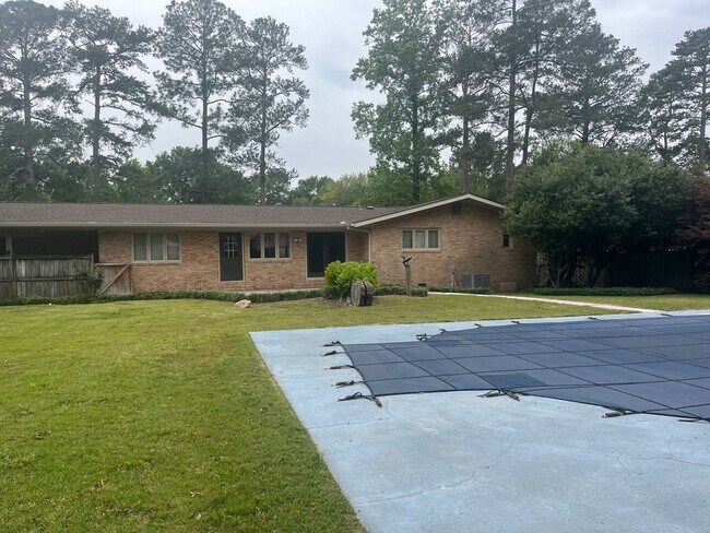 Building Photo - 743 Hollon Ave