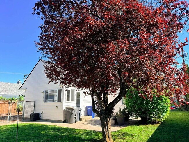 Building Photo - This spacious four-bedroom, two-bathroom