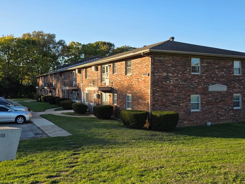 Building - 308 Laval Hts