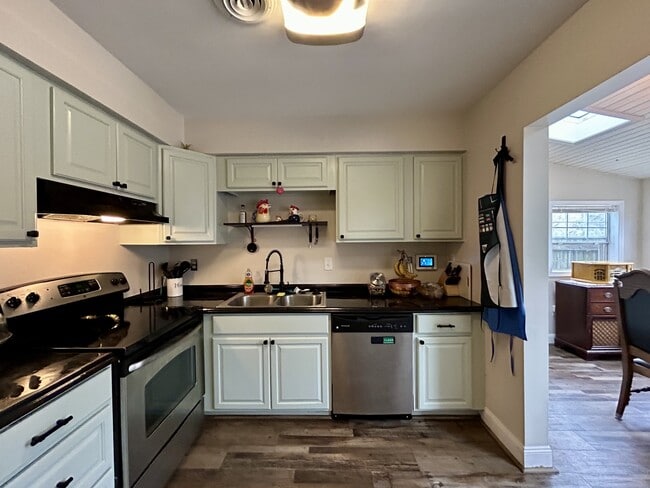 Building Photo - 3565 Dandelion Cres