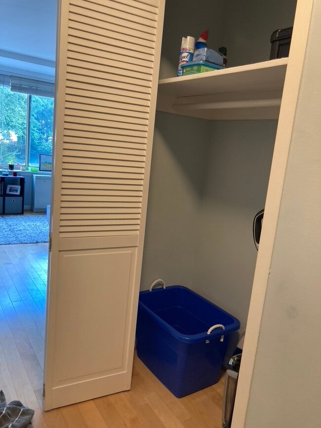 Building Photo - 1210 N Taft St