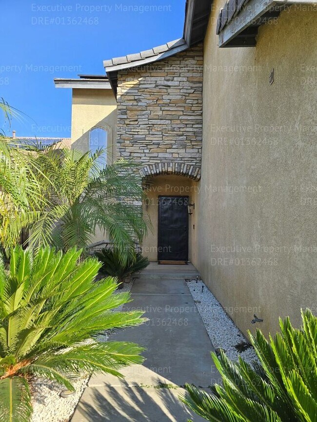 Building Photo - 3 bedroom/ 2.5 bathroom 2 story home.