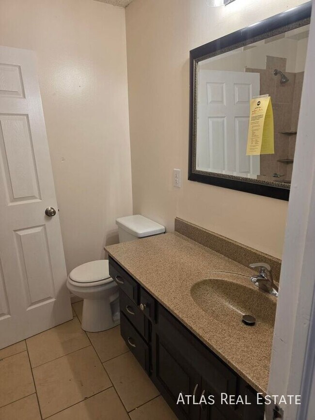 Building Photo - 906 SE 3rd Terrace