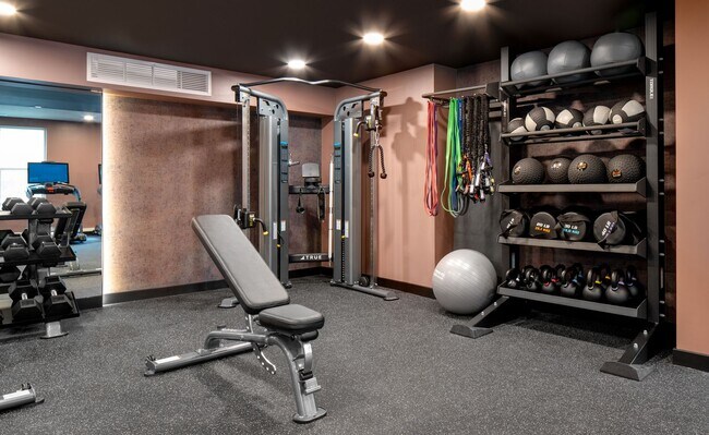 Building Photo - One Bedroom Rear Facing w Patio (1st Floor), Balcony 2 & 3