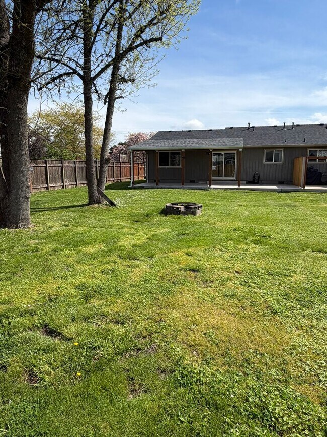 Building Photo - 370 11th St