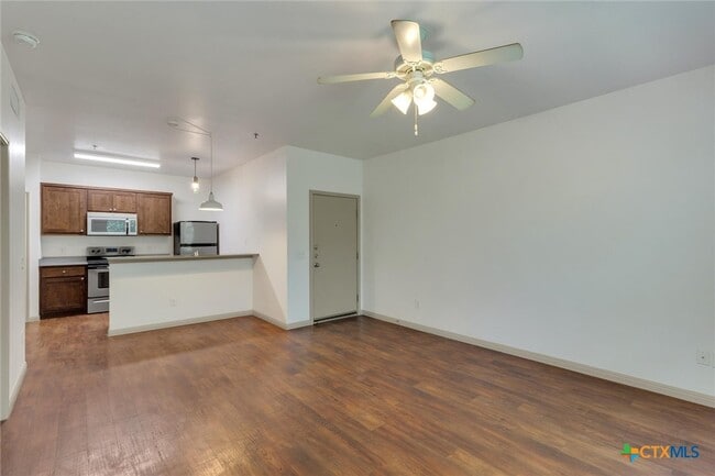 Building Photo - 1011 N LBJ Dr