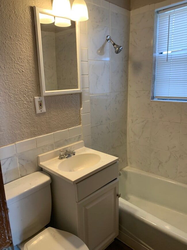 Building Photo - Two Bedroom Home Close to Medical Center
