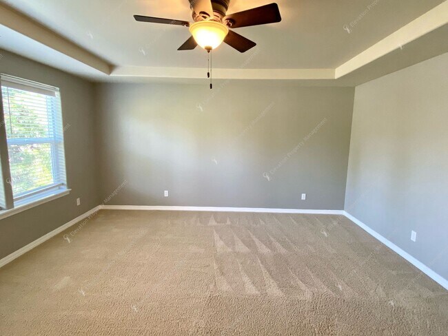 Building Photo - Spacious Corner Home with Community Pool in Prime SW Bend Location