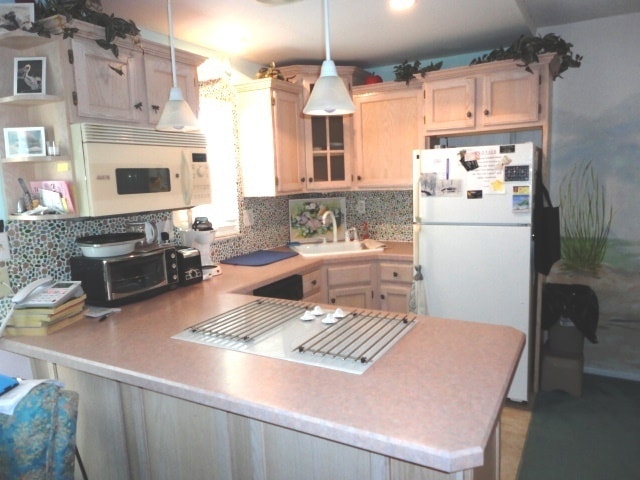 Building Photo - 1BR + Den with Murphy Bed/2BA Single level villa on the Beach!