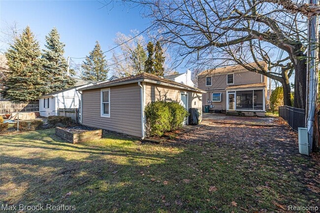 Building Photo - 758 Chester St