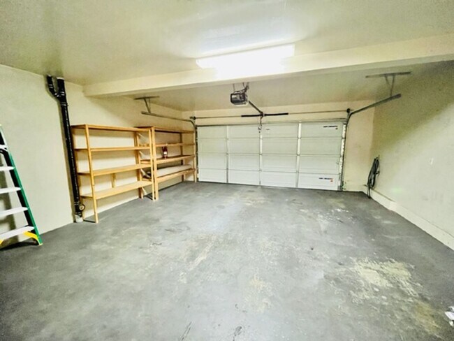 Building Photo - Gorgeous 3BD/2.5BA Tri-Level Townhouse- Ga...