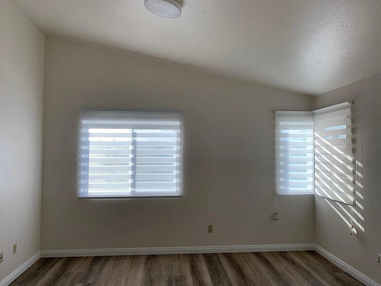 Building Photo - 10734 Chinon Cir