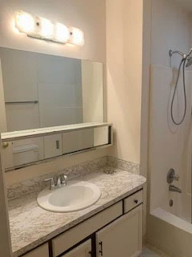 Building Photo - Spacious Heights 3 Bed!