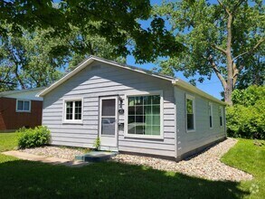 Building Photo - 3 Bedroom 1 Bath Ranch Near Schools and Pa...