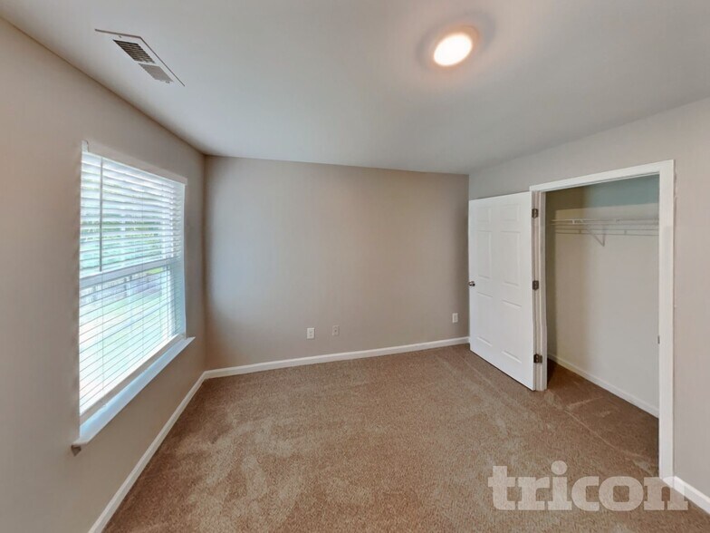 Building Photo - 5 Stanwick Ct