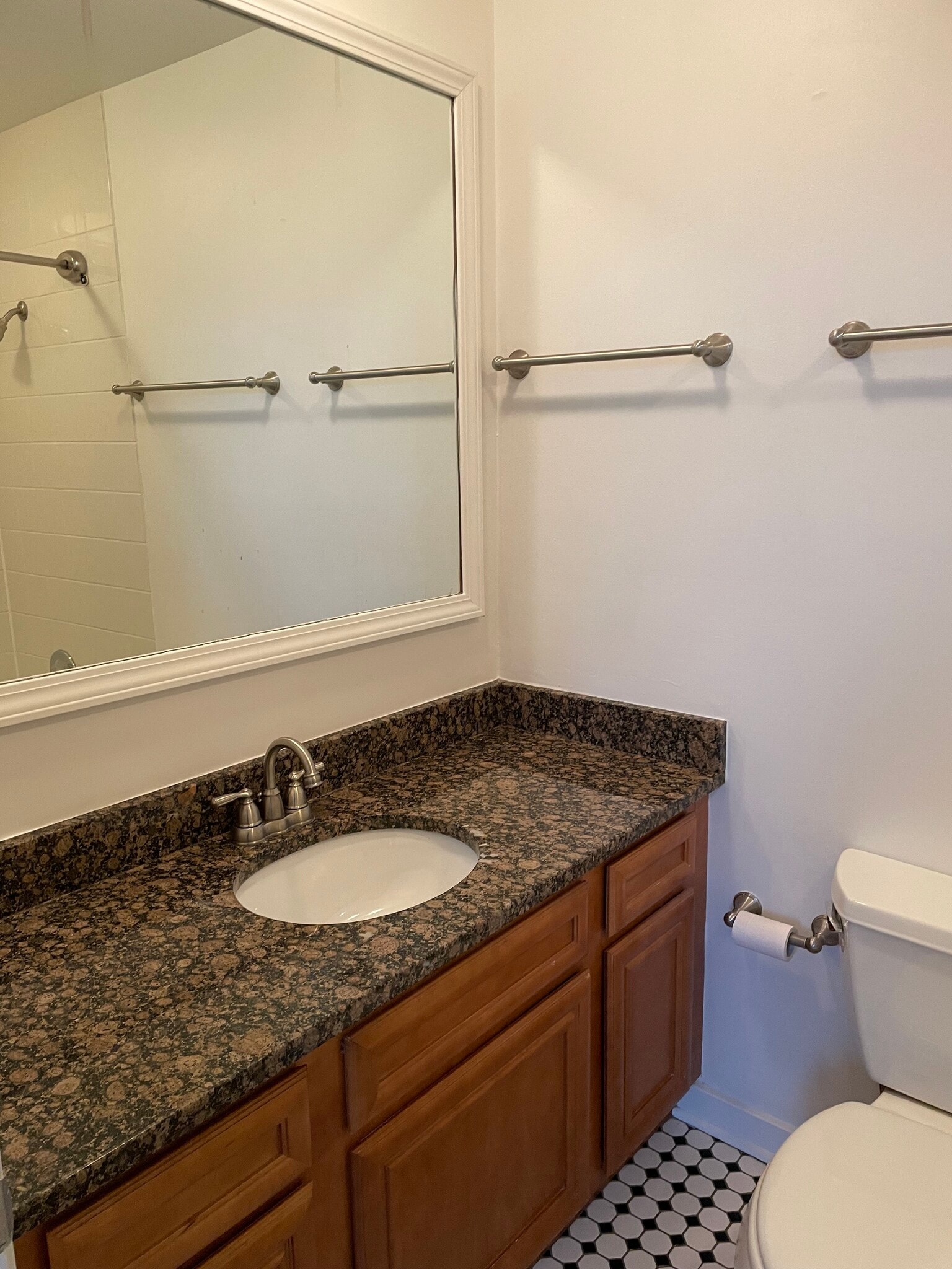bathroom - 1114 W Belmont Ave