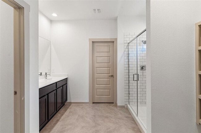 Building Photo - 29318 Hoelzen Holw Dr