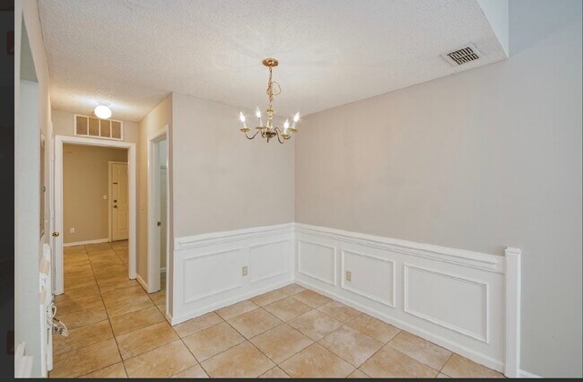 Building Photo - Fully renovated 3 BR/ 2 BA townhome off of Capital Park Circle