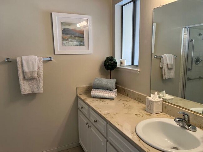 Building Photo - Spacious Los Gatos town home with two car garage.