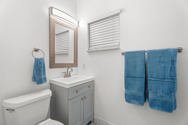 Building Photo - 114 S Lake Dr