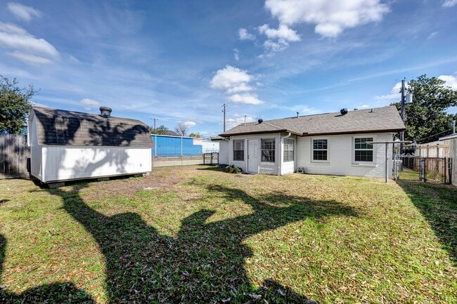 Building Photo - 1823 Angeline St