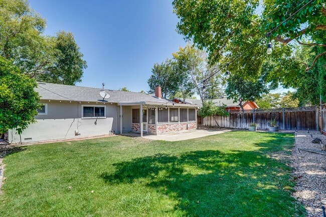 Building Photo - Single Story 3/2 in Well Established Neighborhood Near Branham High School with Air conditioning ...