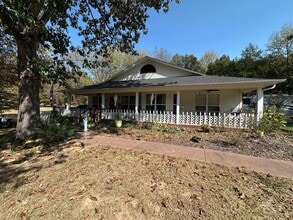 Building Photo - Introducing a charming 3-bedroom, 2.5-bath...