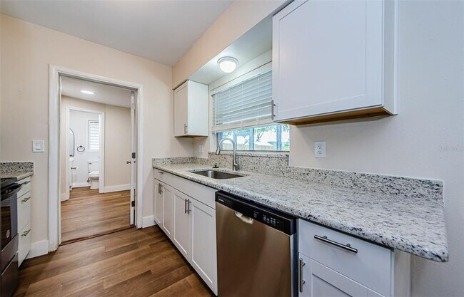 Building Photo - 1310 Robin Hood Ln