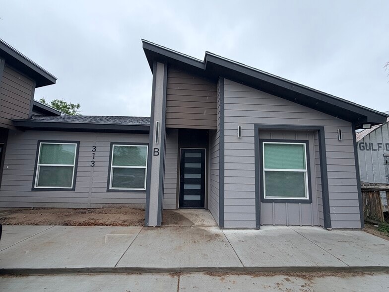 Building Photo - 313 Retamosa Ave