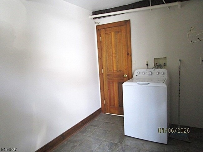 Building Photo - 955 Fairview Lake Rd