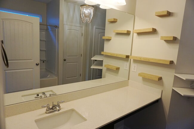 Building Photo - 2221 Silverton Dr
