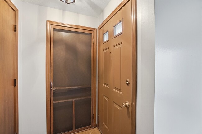 Building Photo - 9412 Vista Park Dr