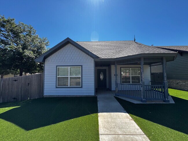 Primary Photo - Beautiful Home Located Near Texas Tech Cam...