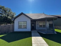 Building Photo - Beautiful Home Located Near Texas Tech Cam...