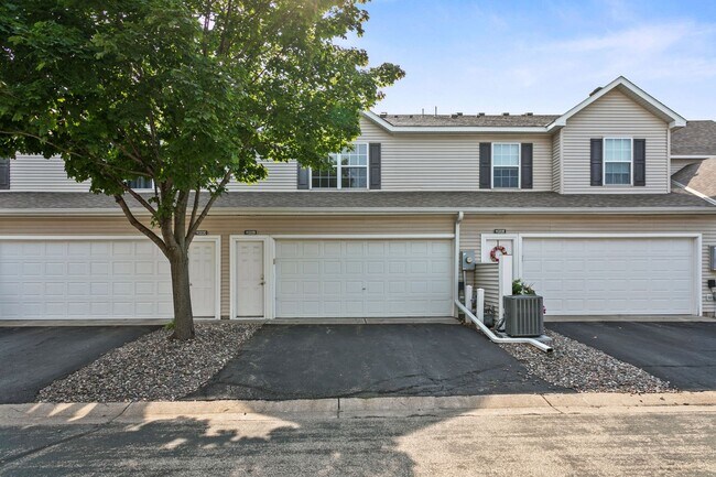 Building Photo - Freshly Remodeled 3bd 3ba Townhome for Rent in Club West, Blaine – Pond View!