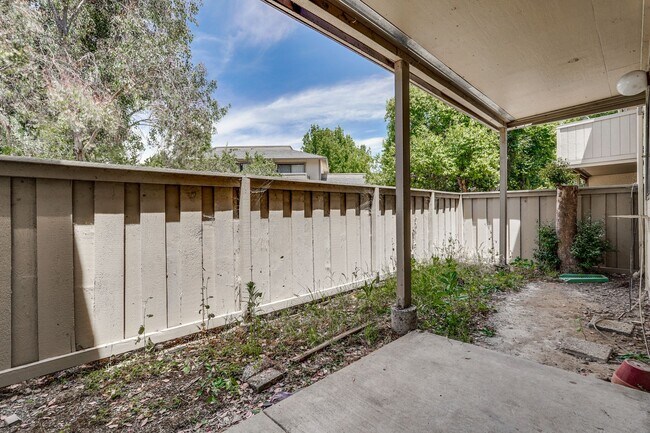 Building Photo - 1st floor corner unit - In Door Laundry- Easy Access to 880 and 237