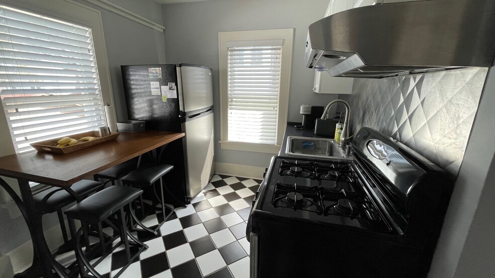 Building Photo - 201 14th Ave N