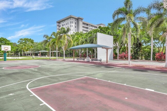 Building Photo - 3050 N Palm Aire Dr