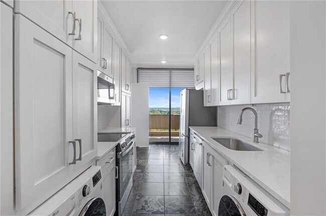 Building Photo - 2575 Peachtree Rd NE