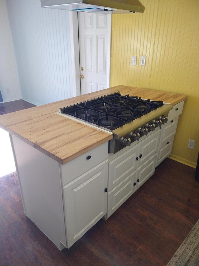 Building Photo - 20245 Independence Dr