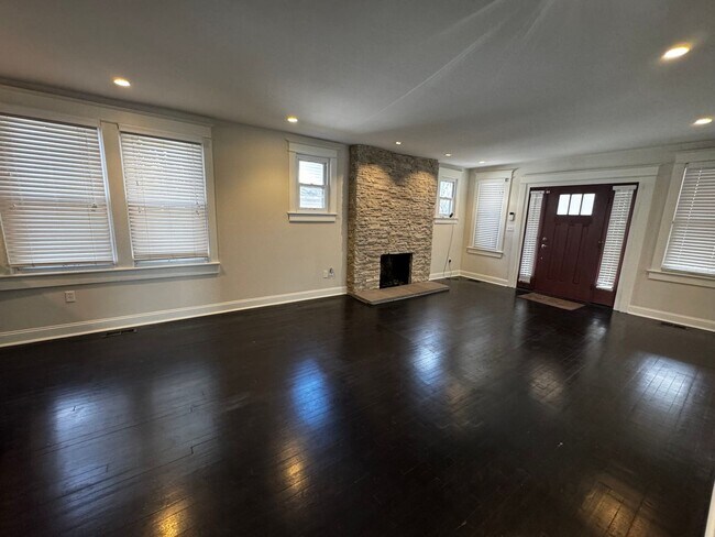 Building Photo - RENOVATED EXPANSIVE 5BD 4BA BRIGHTWOOD HOME