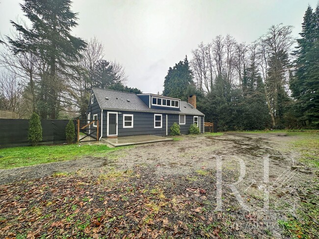 Building Photo - Cape Cod Style Farmhouse with HUGE Kitchen