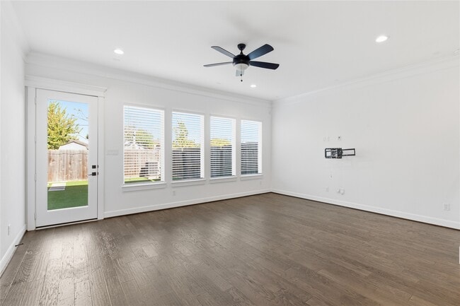 Building Photo - 819 W 19th St