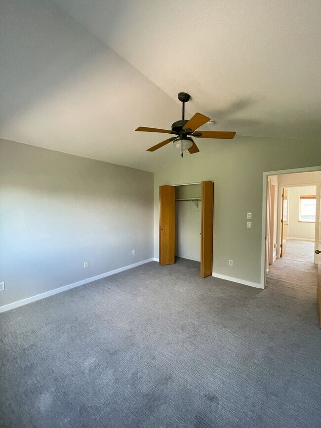 Building Photo - Beautiful 2 BED/3 BATH Louisville Townhome...